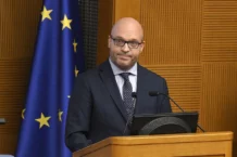 Fontana “Rafforzare nei minori il senso critico e la conoscenza dei pericoli del web”