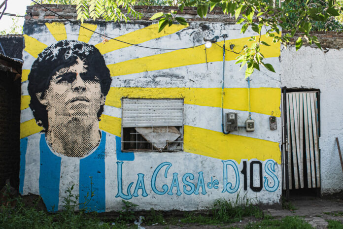 Argentina, Villa Fiorito: Meno di un anno dopo la morte di Diego Maradona, il governo argentino ha dichiarato il luogo di nascita della stella del calcio un memoriale nazionale