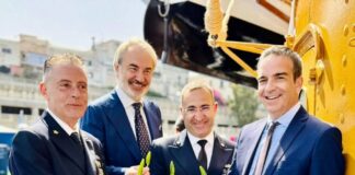 Occhiuto dona una pianta di peperoncino alla nave scuola Amerigo Vespucci