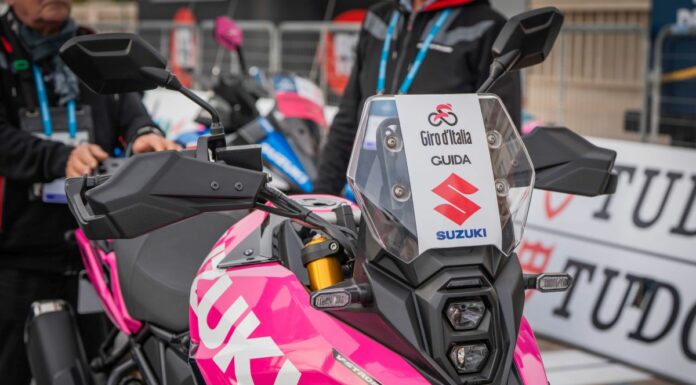 Suzuki presente al Giro d’Italia 2025 con una flotta di 50 moto