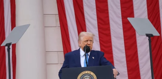 La Corte suprema boccia i dazi di Trump. L’ira del tycoon: “Mi vergogno di alcuni giudici, tariffe extra del 10% per tutti gli Stati”