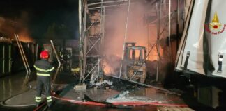 Incendio in un impianto di trattamento rifiuti speciali nel palermitano, nessun ferito