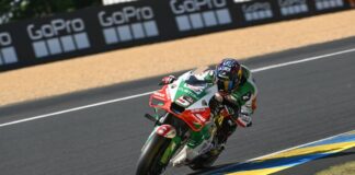 Zarco trionfa nella pioggia Le Mans davanti a Marc Marquez, Bagnaia cade ed è 16°