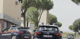 Rapina tre persone armato di un coccio di bottiglia, un arresto a Roma