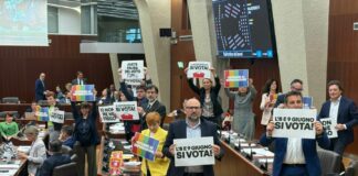 A Milano il centrosinistra espone cartelli in aula per il voto al referendum