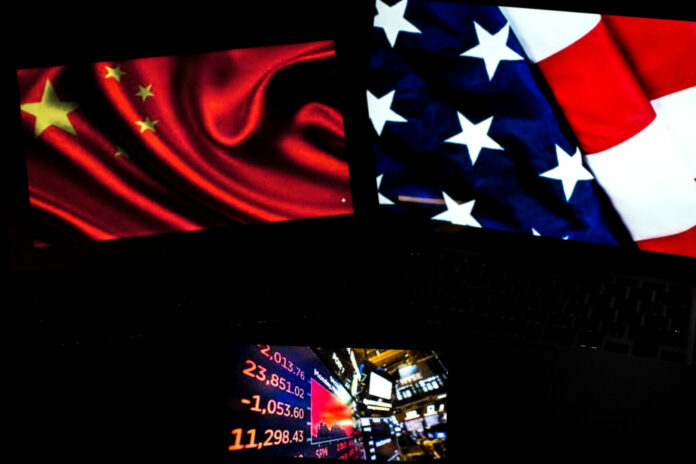 Dazi USA: Trump esonera le case automobilistiche da alcuni dazi e parla di un accordo equo con Pechino - ma la Cina smentisce