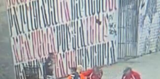 Un uomo si getta nella Darsena, condizioni disperate