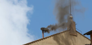 دخان أسود يتصاعد مرة أخرى من الفاتيكان