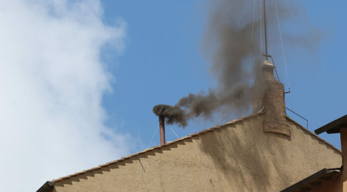Fumata nera in mattinata, attesa per le votazioni del pomeriggio
