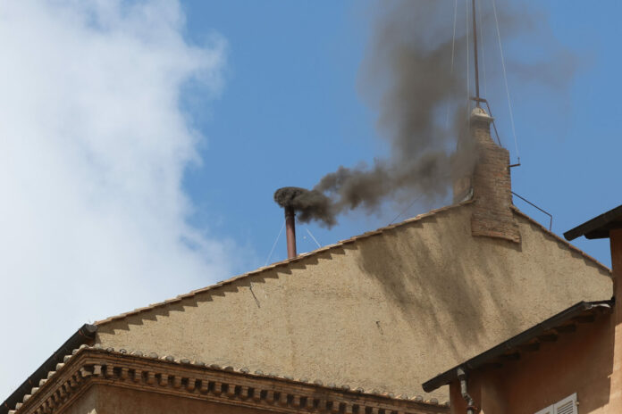 Roma, secondo giorno del conclave nella cappella Sistina in Vaticano - fumata nera nel terzo scrutinio
