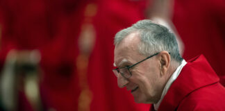 A San Pietro installato il comignolo per il conclave, smentito il malore del cardinale Parolin
