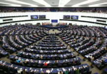 Il Parlamento Europeo chiede di fissare a 16 anni l’età minima per l’uso dei social