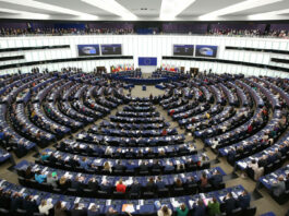 Il Parlamento Europeo chiede di fissare a 16 anni l’età minima per l’uso dei social