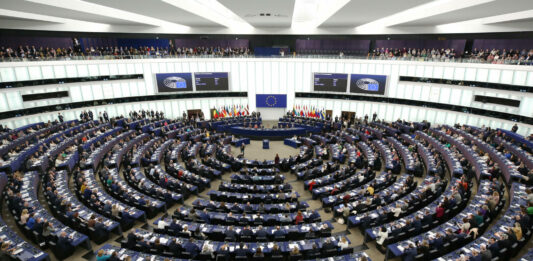 Il Parlamento Europeo chiede di fissare a 16 anni l’età minima per l’uso dei social