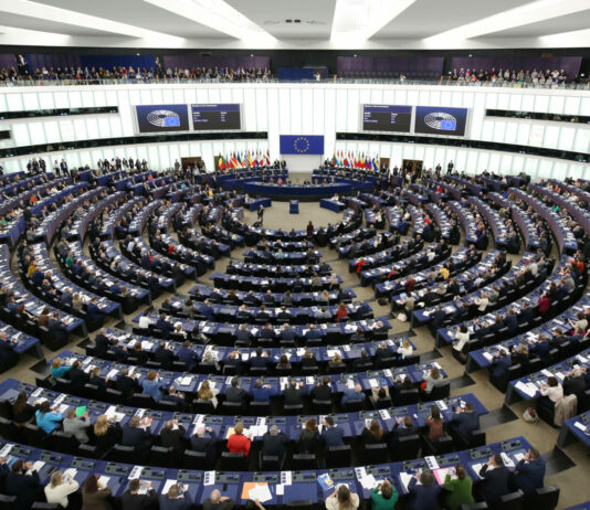Il Parlamento Europeo chiede di fissare a 16 anni l’età minima per l’uso dei social
