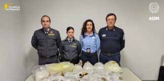 Fermati due corrieri di droga a Linate, sequestrati 2,6 kg di cocaina