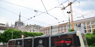 Alfa Romeo Junior corre veloce sui binari di Milano