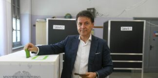 كونتي يدعو لخفض النصاب القانوني بشأن الاستفتاء إلى 33%