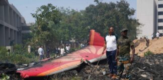 Aereo per Londra si schianta in India, un sopravvissuto. Oltre 200 morti
