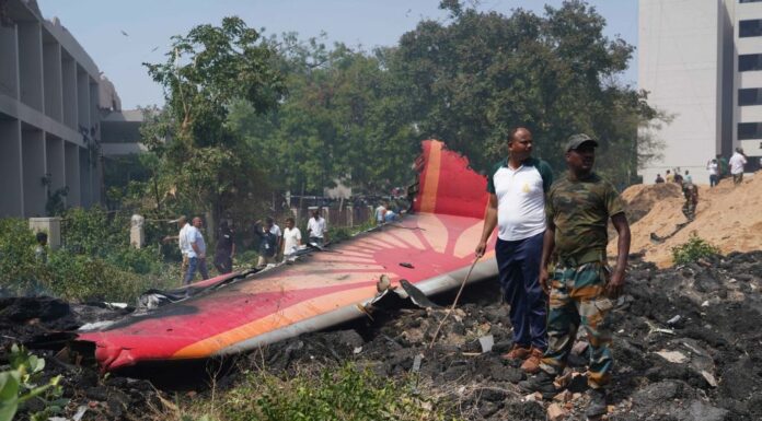 Aereo per Londra si schianta in India, un sopravvissuto. Oltre 200 morti