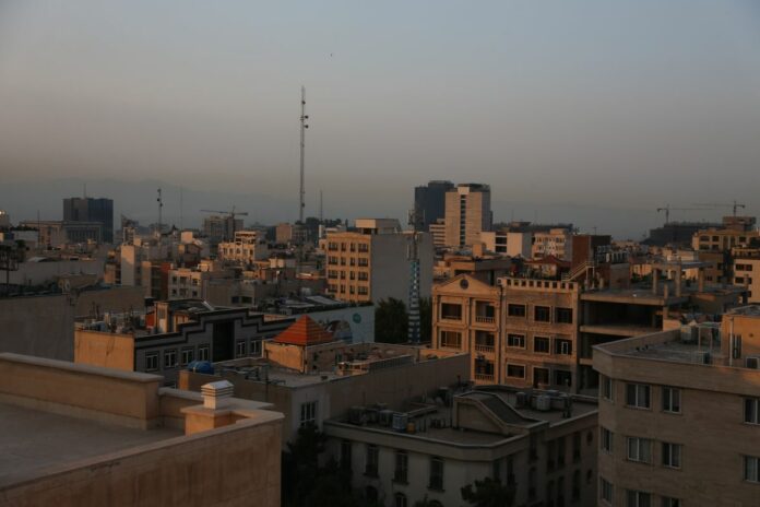 Tensione in Medio - Oriente: Israele lancia un attacco contro l'Iran - bombardati siti nucleari e Teheran