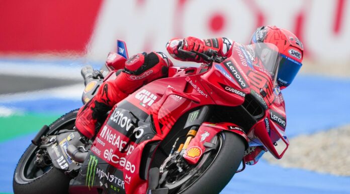 Marc Marquez vince anche la sprint di Assen, Bezzecchi sul podio