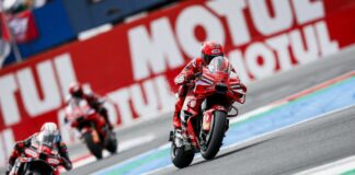 Marc Marquez vince ad Assen, podio per Bezzecchi e Bagnaia