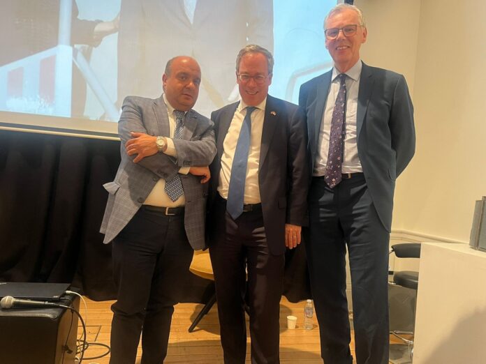 Ambasciatore-Llewellyn