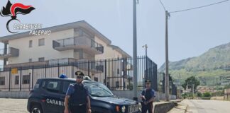 Case familiari usate per lo stoccaggio della droga a Santa Cristina Gela, tre misure cautelari