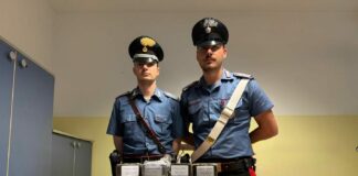 In macchina con 13 chili di hashish, arrestato un 21enne di Roma