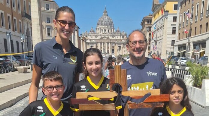 La croce olimpica e paralimpica nella sede di Athletica Vaticana
