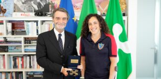 Attilio Fontana consegna il Premio Rosa Camuna 2025 a Federica Brignone