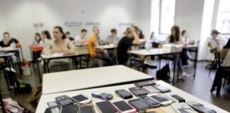 Il Ministero dell’Istruzione vieta gli smartphone anche alle scuole superiori