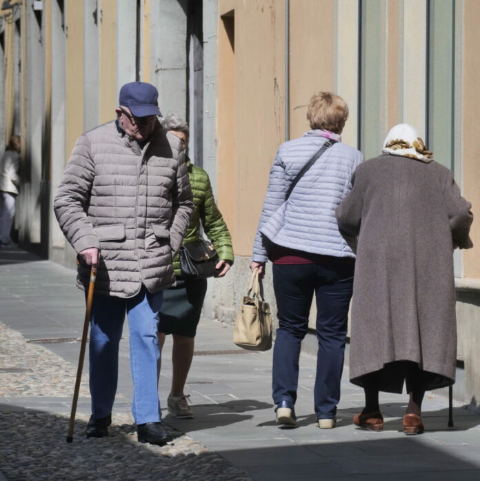 Tra i Paesi dell'Ue27, l'Italia è il Paese con il più alto indice di vecchiaia (182,6 anziani ogni cento giovani). La Campania è la regione più giovane.
