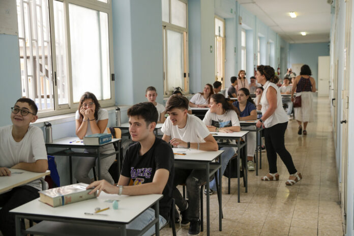 Napoli, il primo giorno della maturità nelle scuole superiori di tutta l' Italia - oggi prova di italiano