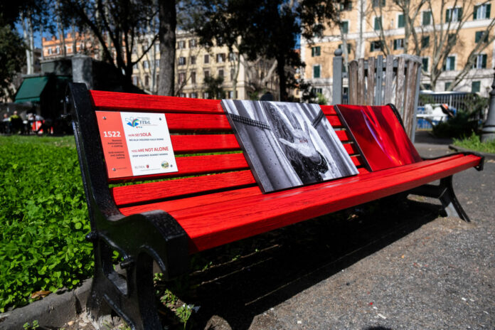 Roma: panchine rosse contro la violenza sulle donne