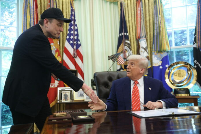 Washington, conferenza stampa nello Studio Ovale con la quale Trump saluta Musk (con un occhio nero) che abbandona il Doge