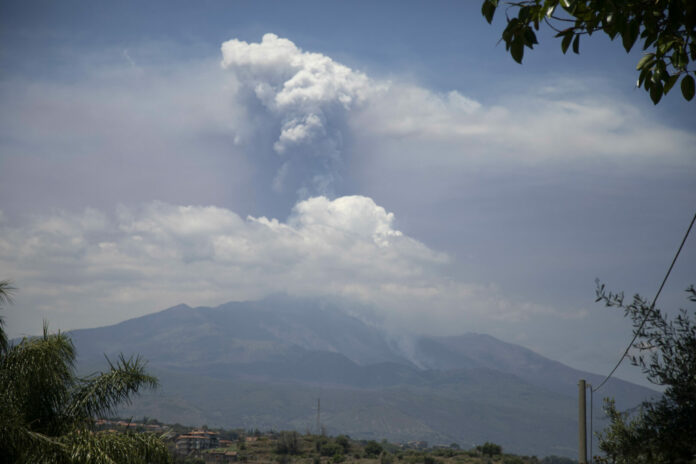 Catania, allerta rossa per la nuova eruzione dell' Etna, crolla una parete del cratere