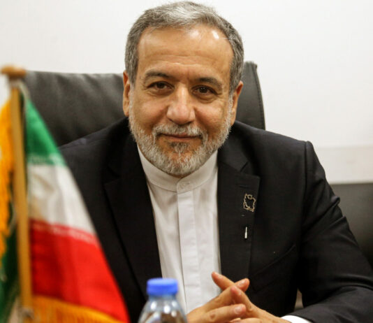 Teheran minaccia attacchi ‘devastanti’ contro Usa e Israele. Araghchi “Stretto di Hormuz chiuso alle navi dei Paesi che ci attaccano”