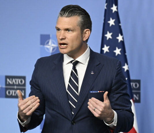 Il Pentagono accelera sulla guerra autonoma, Hegseth annuncia tagli