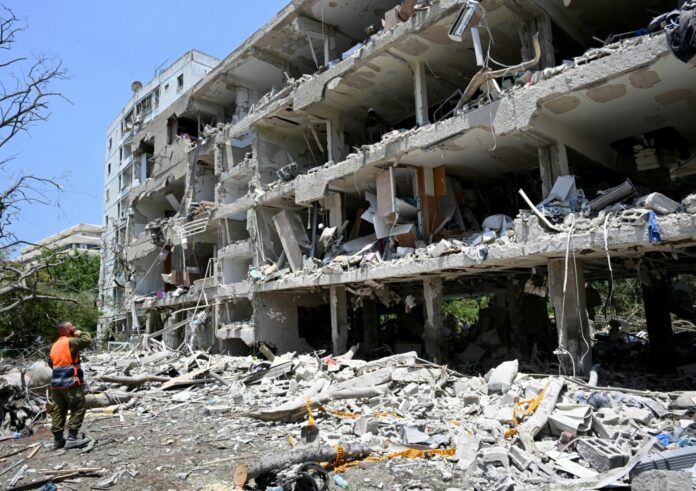 Guerra Israele - Iran: un missile iraniano colpisce un'area residenziale nel cuore di Tel Aviv