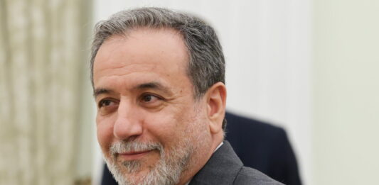 إيران تهدد بهجمات مدمرة.. ومضيق هرمز مغلق بالنسبة لسفن الدول المعتدية