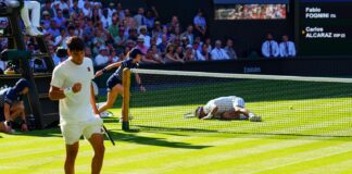 Alcaraz batte Fognini al quinto set e va avanti a Wimbledon. Rimonta Paolini e ko Berrettini, domani tocca a Sinner