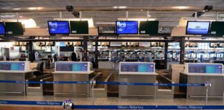 A Malpensa un uomo appicca il fuoco e devasta l’area check-in, bloccato