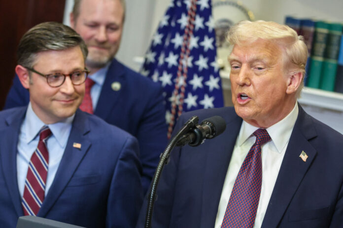 Mike Johnson e Donald Trump