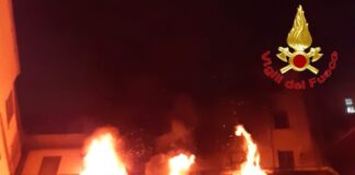 Incendio in un palazzo a Milano, donna presa dal panico si butta dal quinto piano e muore