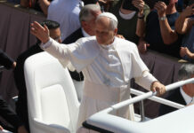 Il Papa a Monaco “Ostentazione della forza e logica della prevaricazione compromettono la pace”. Attiviste contro la corrida bloccano la papamobile, arrestate