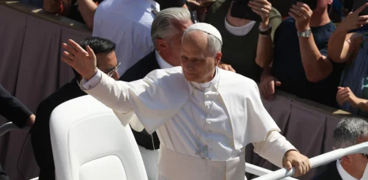 Il Papa a Monaco “Ostentazione della forza e logica della prevaricazione compromettono la pace”. Attiviste contro la corrida bloccano la papamobile, arrestate / Video
