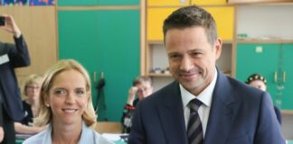 Elezioni presidenziali in Polonia, secondo gli exit poll in lieve vantaggio il sindaco di Varsavia Trzaskowski