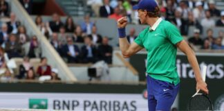 Sinner regola Djokovic in tre set, sarà finale al Roland Garros contro Alcaraz